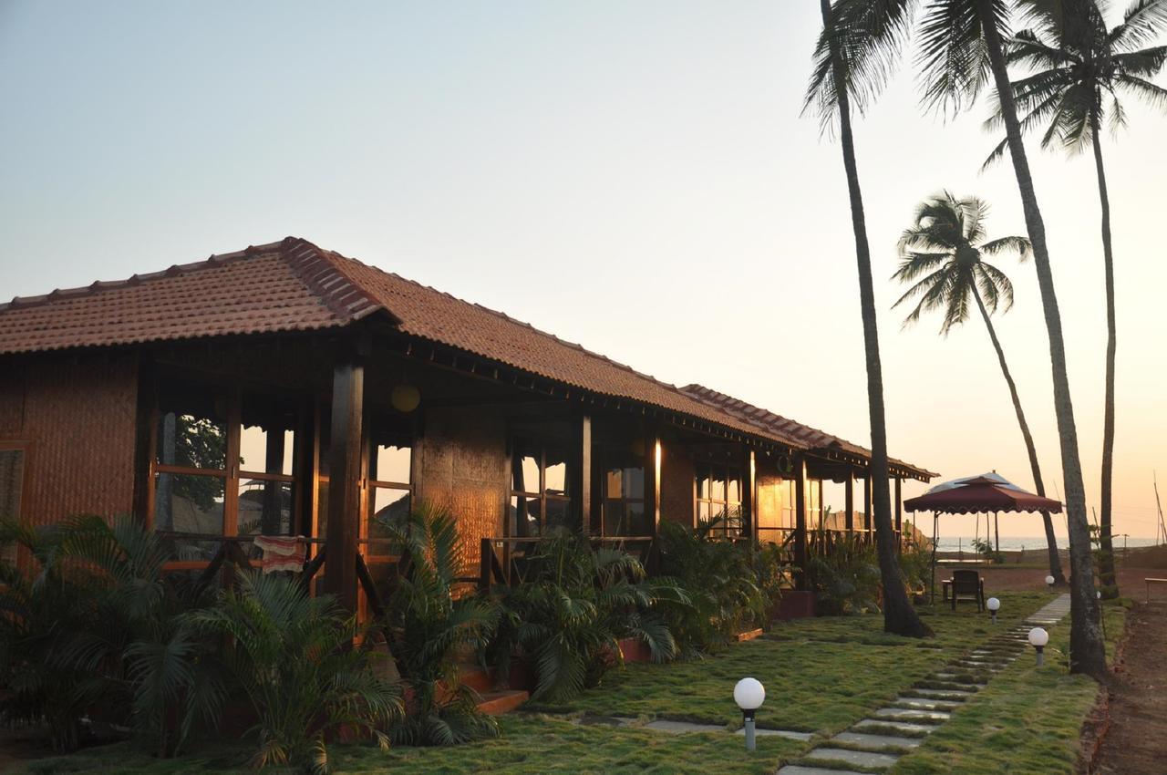 Rock Water Resort Morjim Exterior photo