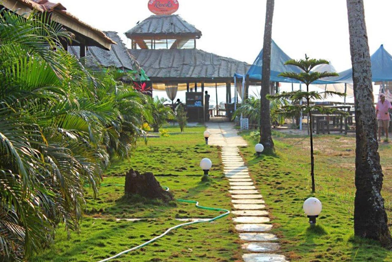 Rock Water Resort Morjim Exterior photo
